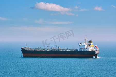 红黑海报摄影照片_海上的石油、化学品船
