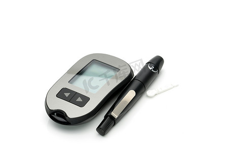 检查血糖仪器摄影照片_用于测量血糖水平的医疗设备，带有带复制空间的白色背景上的采血笔装置。