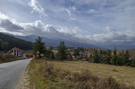 美丽村庄摄影照片_里拉山美丽村庄的保加利亚房屋住宅区
