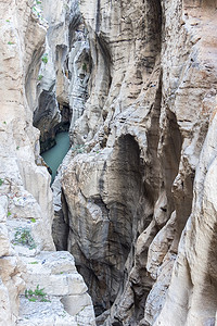 河中的岩层（Caminito del Rey，马拉加）