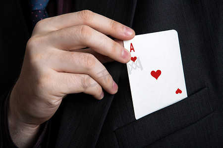 男人从口袋里掏出一张扑克牌