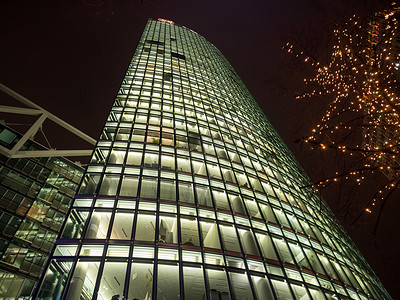 楼房开窗摄影照片_灯火通明的柏林城市建筑