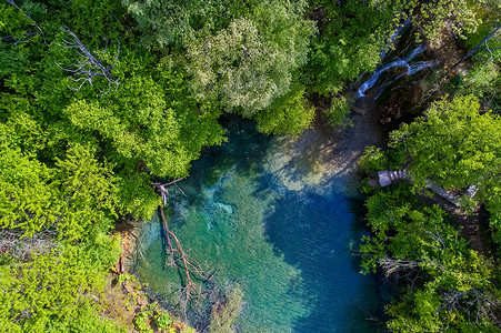 斯克拉 a 美丽的瀑布和绿水小湖