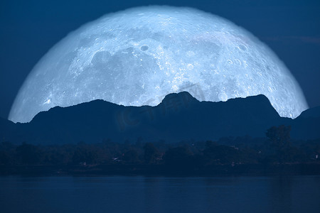 超级满鱼月背云上夜空山