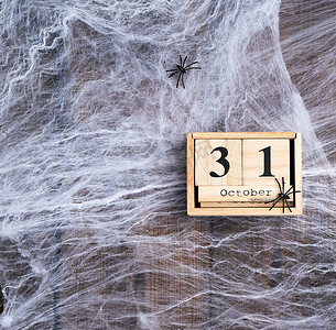 白色蜘蛛网和木制复古日历，由带 t 的块制成
