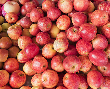 在市场上关闭许多新鲜的红苹果