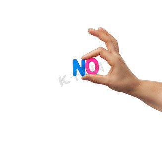 no手势摄影照片_女手握着两个塑料字母，上面写着 no，conc