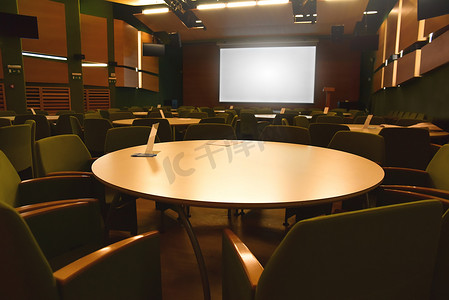 现代公司会议室的内部，会议开始前没人