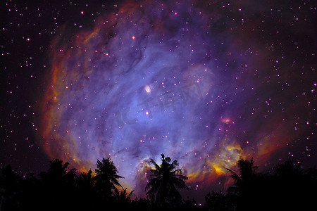 模糊紫色星系星云回到夜云天空剪影干燥