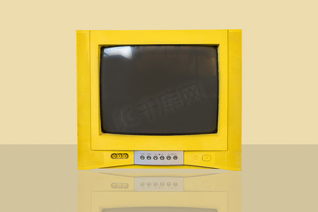 黄色背景的 80 年代复古旧电视。