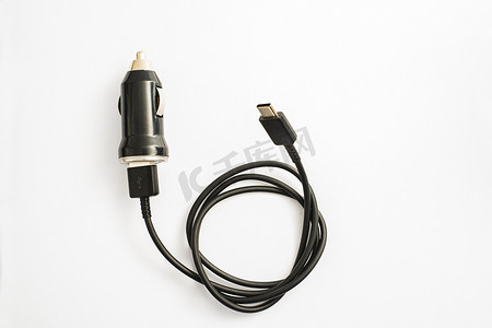 黑色连接线摄影照片_带USB输出连接线的黑色车载充电器。