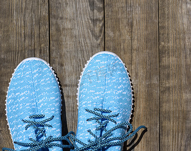 一双蓝色纺织鞋，顶视图