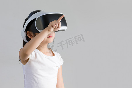 vr虚拟技术摄影照片_具有虚拟现实、VR、耳机工作室拍摄的孩子被隔离在