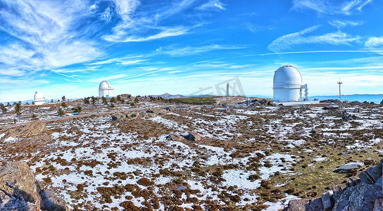 2019 年，西班牙安达卢西亚阿尔梅里亚雪山顶的卡拉阿尔托天文台全景。天空穿过穹顶。