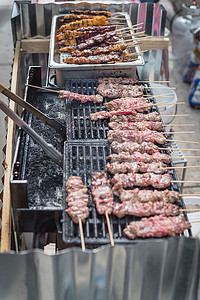 在亚洲街头美食活动中特写鸡肉和港口烧烤串沙爹
