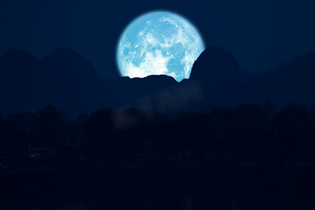 夜空中的玫瑰月亮回到剪影山