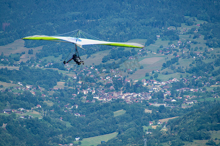 悬挂滑翔机摄影照片_悬挂式滑翔机，圣伊莱尔杜图维，伊塞雷，法国