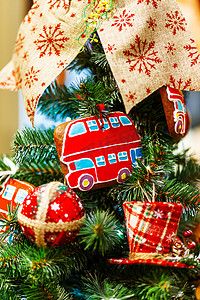 枞树装饰着双层巴士和布球形状的姜饼，用于圣诞节和新年庆祝活动。