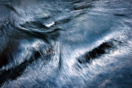 河上抽象的严峻波浪