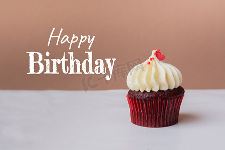 生日快乐可爱的纸杯蛋糕，粉色背景上有小红心
