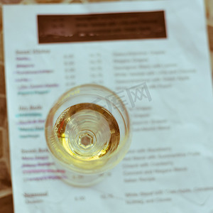 过滤图像酒味概念与一杯干白葡萄酒 a