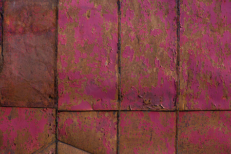 生锈的锡片拼接墙体纹理和平坦的背景，带有剥落的粉红色油漆残留物