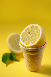 冰淇淋甜筒中的柠檬果