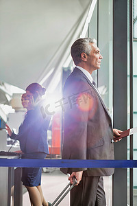 成熟商人在机场登机的画像