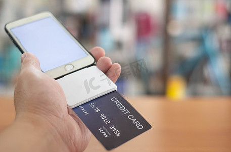银行产品摄影照片_Mo 通过信用卡在手机上支付产品和服务费用