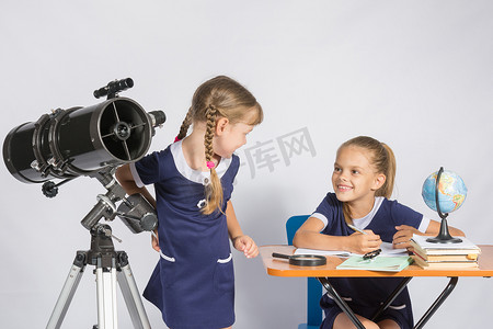 两个女孩在天文课上对视了一眼