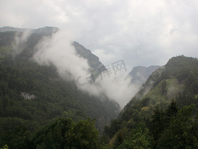 哥林根暴雨后多云的奥地利阿尔卑斯山
