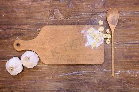 手工煮饺子摄影照片_意大利式饺子切菜板。