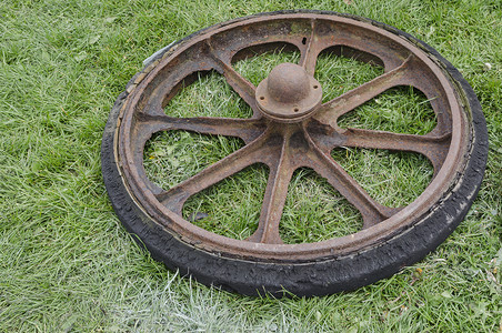 老式实心橡胶马车车轮铺在草地上