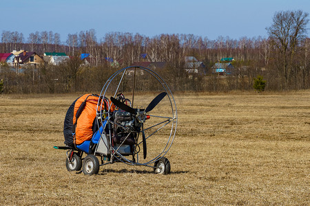 滑翔伞站在准备飞行的场地上