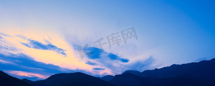海纳尔摄影照片_在山的日落。 