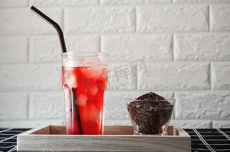 冰玫瑰摄影照片_一杯加干茶叶的冰玫瑰茶。