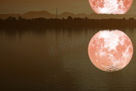 月亮倒影摄影照片_夜空背影上草莓月亮河的倒影