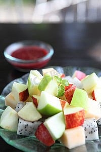 樱桃蓝莓苹果摄影照片_在木头背景的水果沙拉