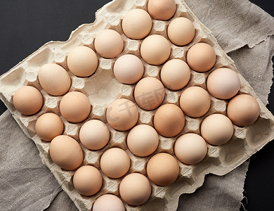 荠菜煮鸡蛋摄影照片_纸盘中的整圆生棕色自制鸡蛋