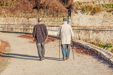 两个老人走路