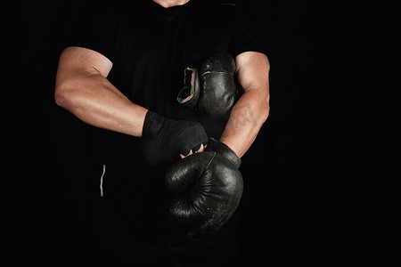 黑色衣服的人摄影照片_黑色衣服的成年肌肉男穿上皮革黑色拳击