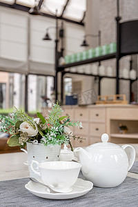 白色茶具摄影照片_咖啡厅桌上的英式茶具
