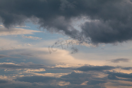 雨前阴暗的天空