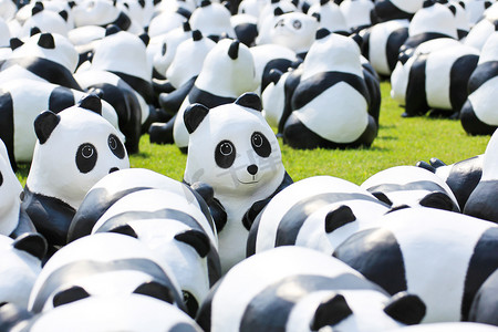 国潮熊猫吃面条摄影照片_泰国曼谷-2016 年 3 月 13 日：1600 只 Pandas+ TH，纸浆