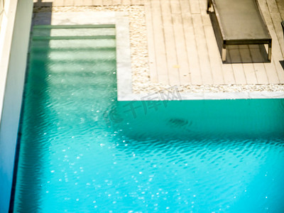 游泳池休息室日光浴平台和楼梯
