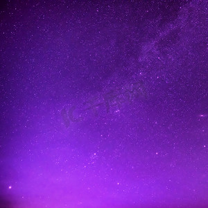 有许多星的美丽的紫色夜空