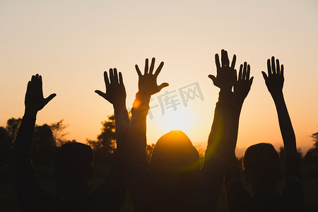 人们的手举起手臂，显示出强大的力量与天空的背影