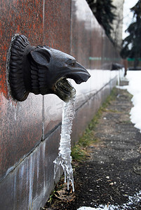 结冰的水摄影照片_与结冰的水的装饰建筑学细节