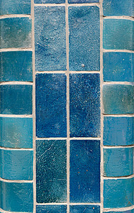 柱子上的蓝色瓷砖有不同的色调，包括浅绿色、绿松石色、浅色和深色