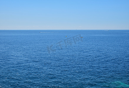 与水波纹和清楚的蓝天的海景